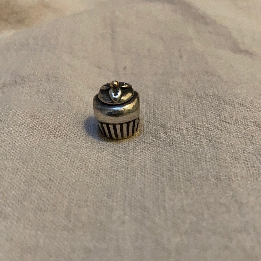 ✨PANDORA✨cupcake charm